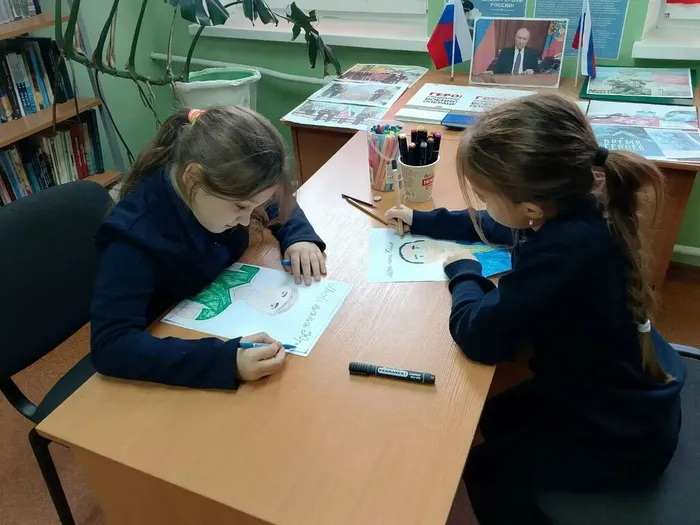 Девочки рисуют папу