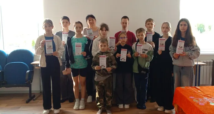 На фото изучение памяток Антитеррористическая безопасность