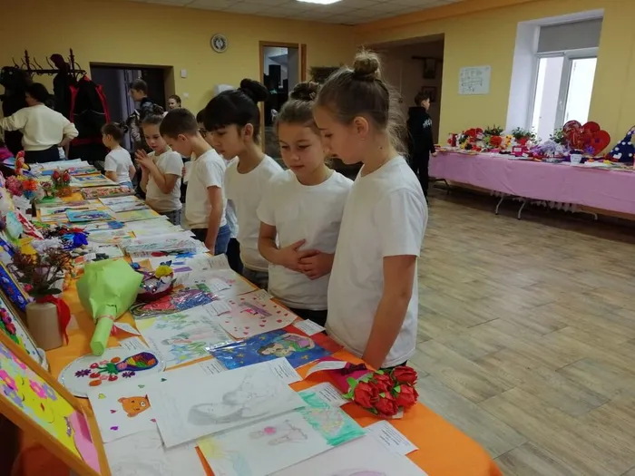 на фотграфии посетители выставки