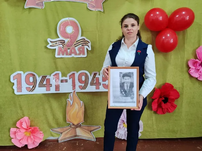 На фотографии сотрудник библиотеки