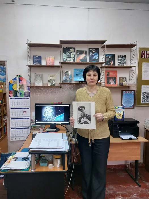 На фотографии библиотекарь ведёт беседу о полёте первого космонавта Земли