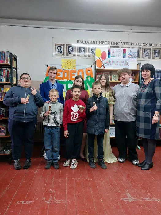 На фотографии участники литературного праздника С книгой мир добрей и ярче