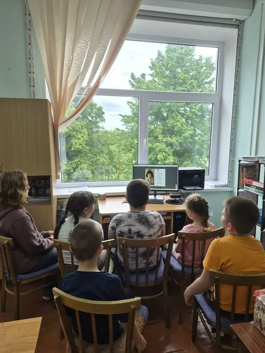 Участники просмотра видео о пионерах героях