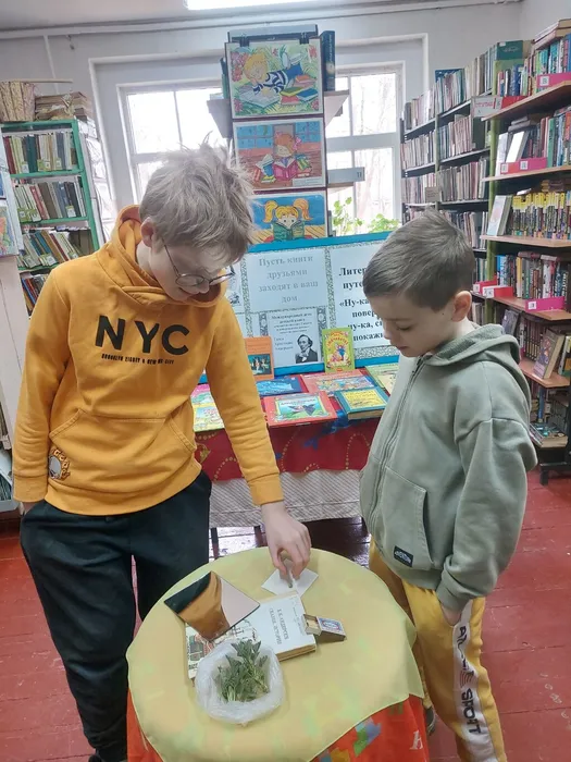 На фотографии ребята соотносят предмет и сказку Г.Х Андерсена