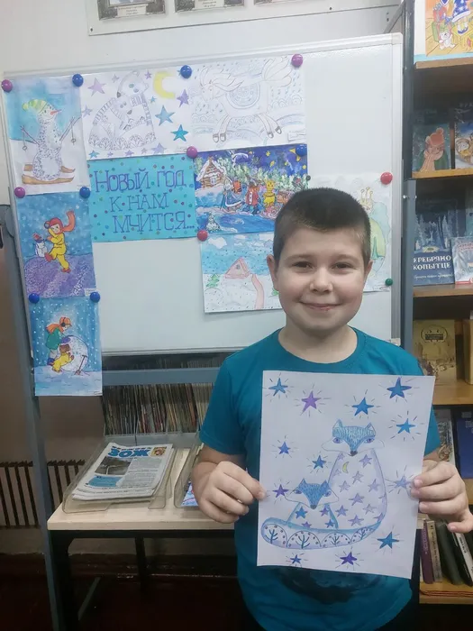 На фотографии Драгоценный Дмитрий с рисунком Зимние лисички