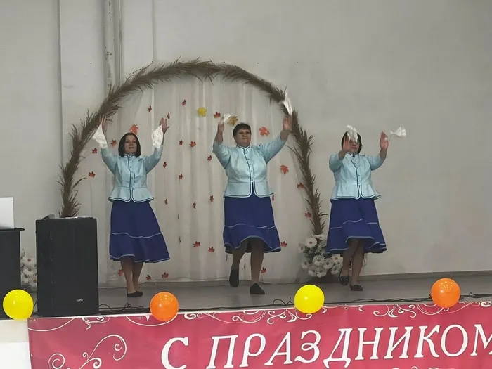 на фото участники праздничной программы (2)