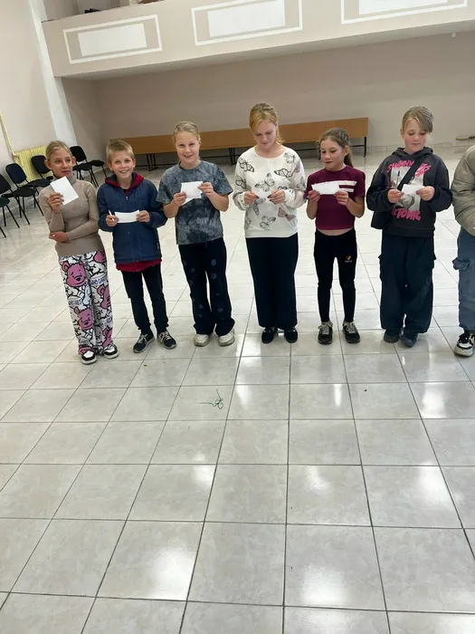на фото дети выполняют задание