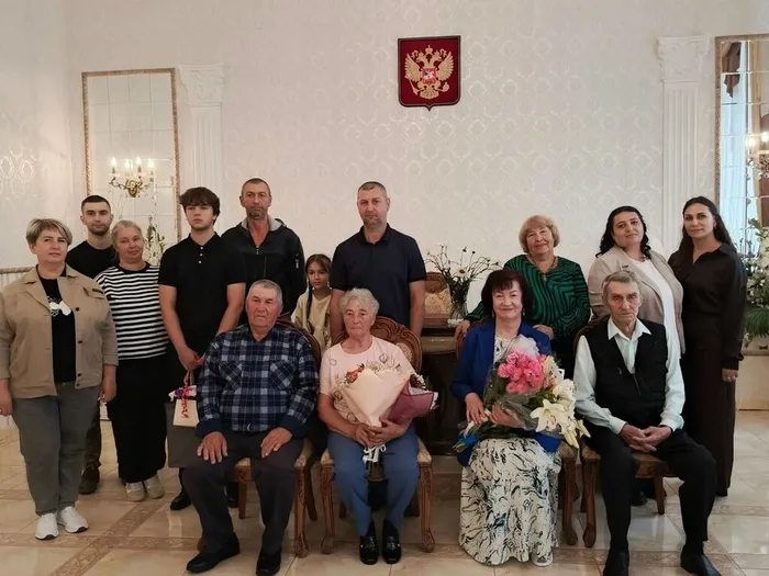 на фотографии семейные пары и гости