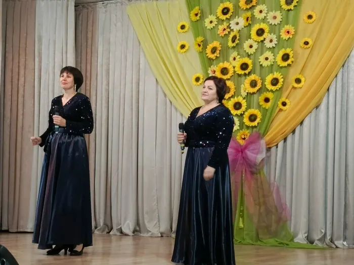 на фотографии ансамбль Ретро