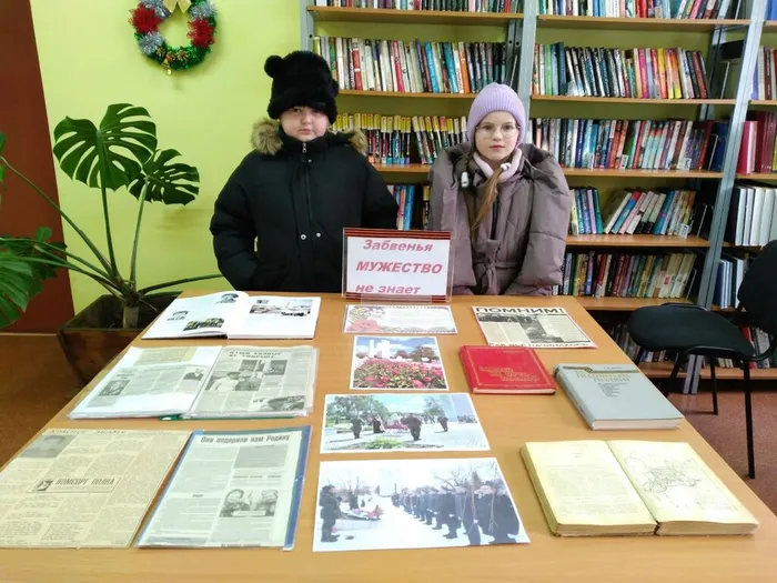 Дети у выставки