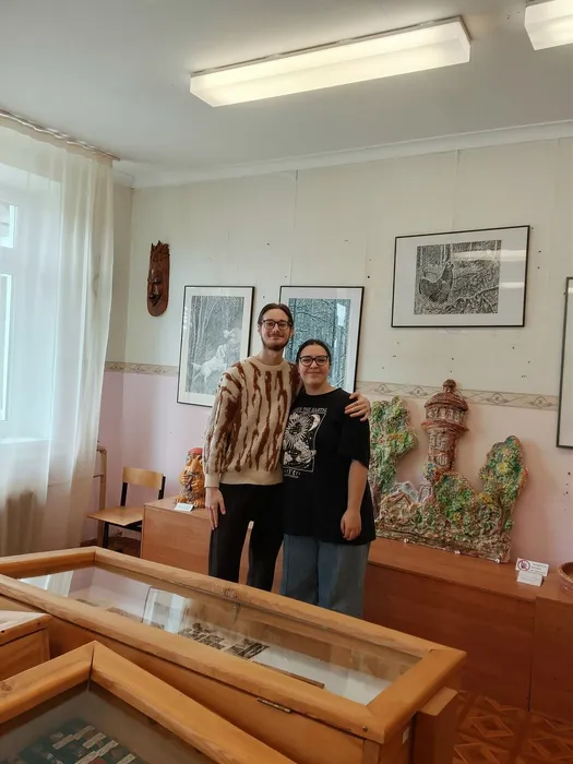 на фотографии посетители музея