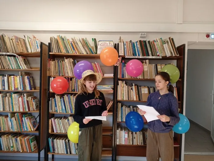 на фотографии посетители библиотеки (2)