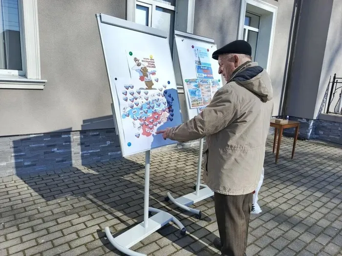 на фотографии участник акции