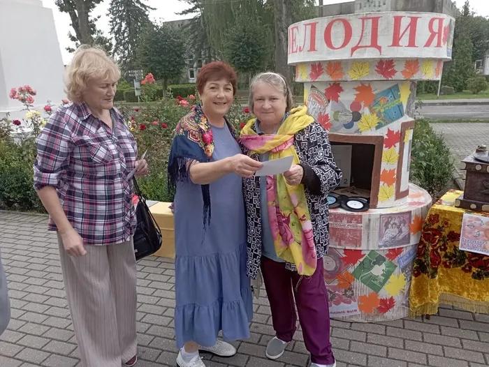 на фото участники акции посвящённой Дню красоты