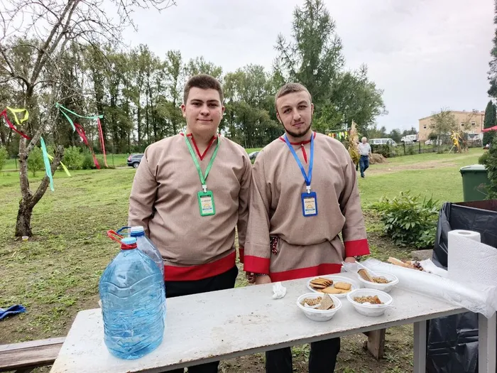 на фото волонтеры нашего ДК