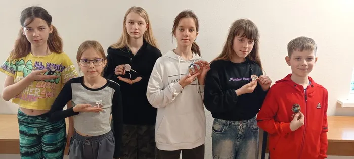 На фото дети с неповторимой красотой на груди, со своей созданной брошью