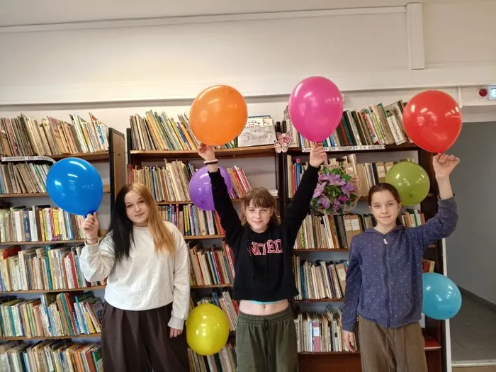 на фотографии посетители библиотеки (3)