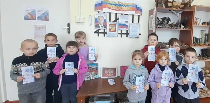 Участники программы собирают герб (2)