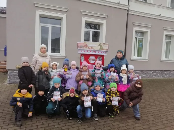 на фотографии юные участники акции