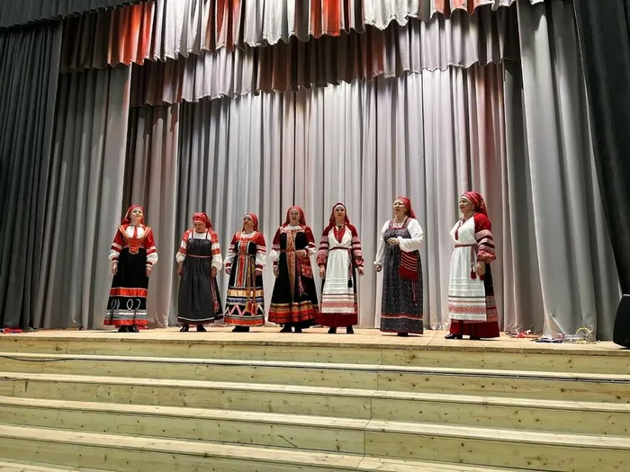 на фотографии фрагмент выступления коллектива