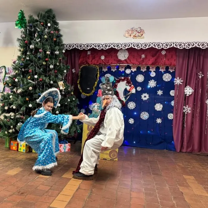 Снеговик и Снегурочка организуют команды..png