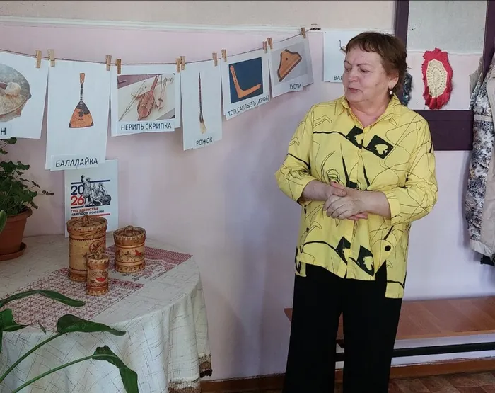 На фотографии Заведующая отделом музея   рассказывает об Архангельсой Мезенской росписи