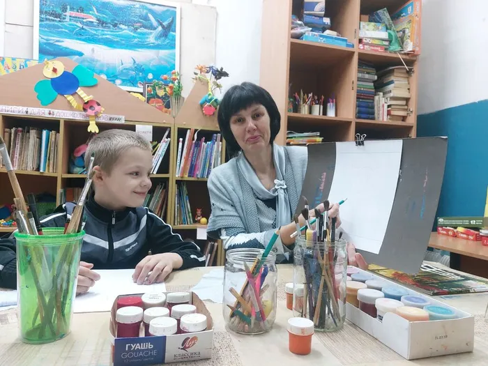 На фотографии под руководством библиотекаря делаем набросок котёнка Мурра