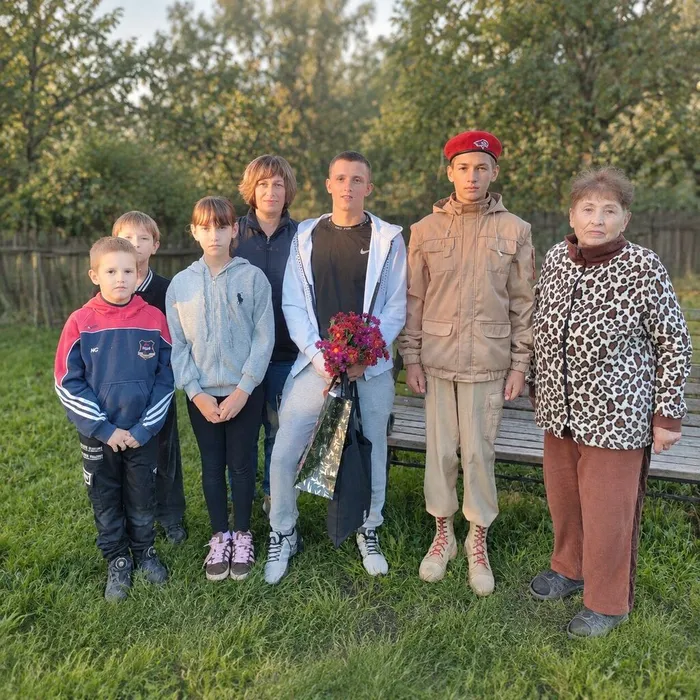 На фотографии участники чествования ветерана СВО