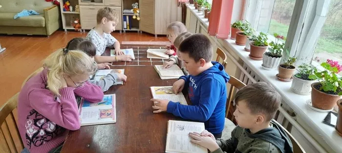 Участники мероприятия читают понравивишиеся стихи С.Маршака
