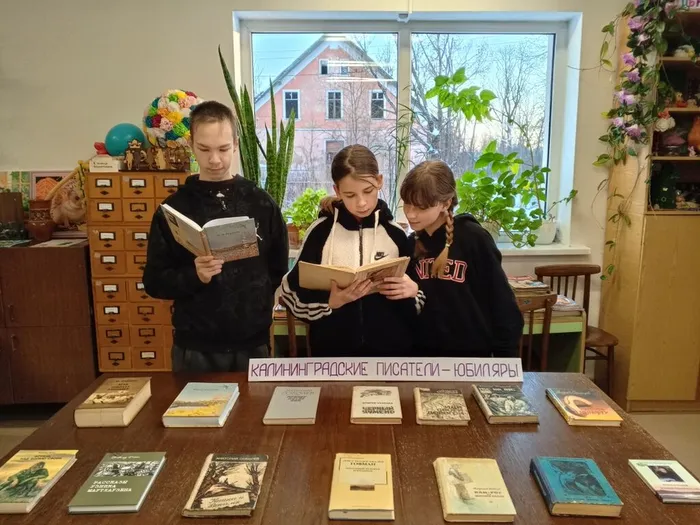 на фото посетители выставки  (1)