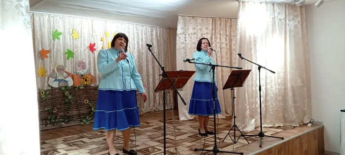 на фото творческий дуэт