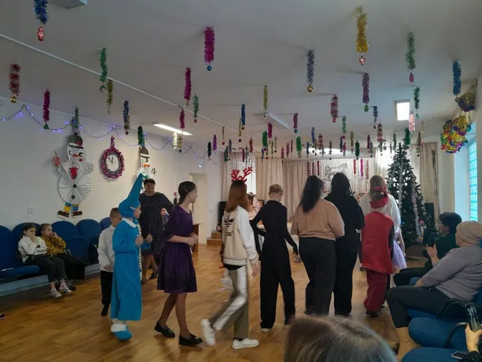 На фото фрагменты театрализованно - игрового представления Новогодняя сказка (1)