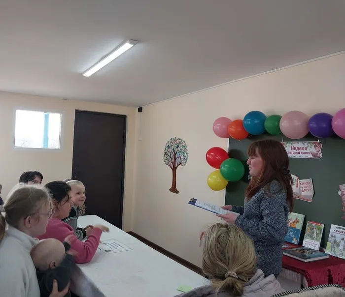 на фотографии посетители библиотеки (1)