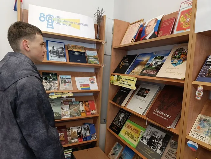 Руднев Н. рассматривает выставку