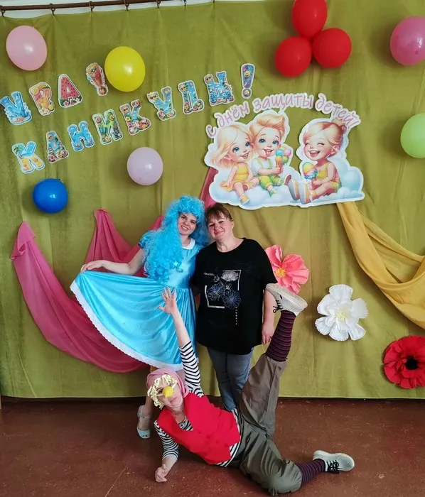 на фотографии герои праздника
