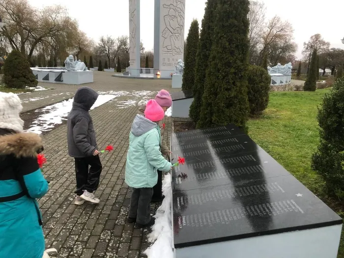 на фото участники памятного мероприятия (4)