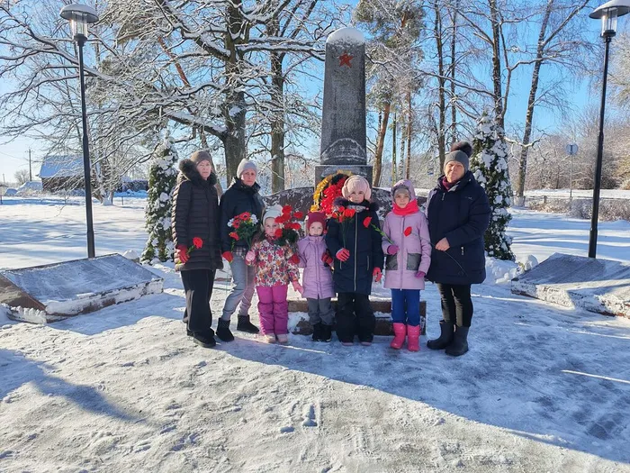 на фото посетители дома культуры возложили цветы