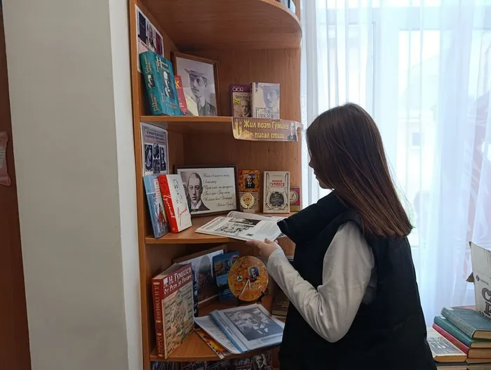 Серегина Л. читает статью в журнале о Н.С. Гумилёве