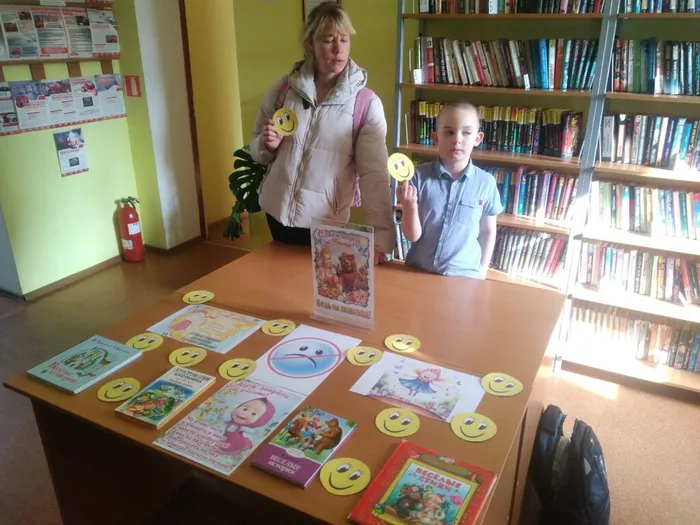 Наши читатели у выставки