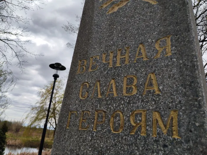 на фотографии стелла на братской могиле