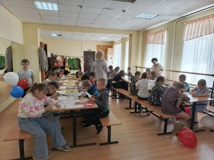 ребята пишут письма