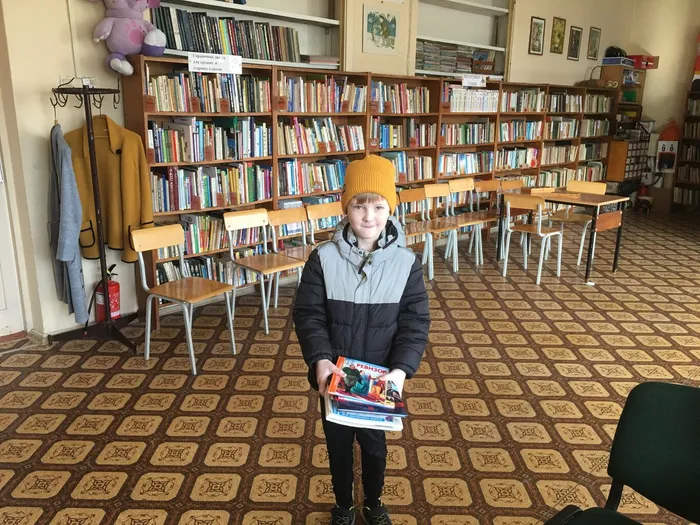 На фотографии участник акции Дарите книги с любовью Ершов Григорий.JPG