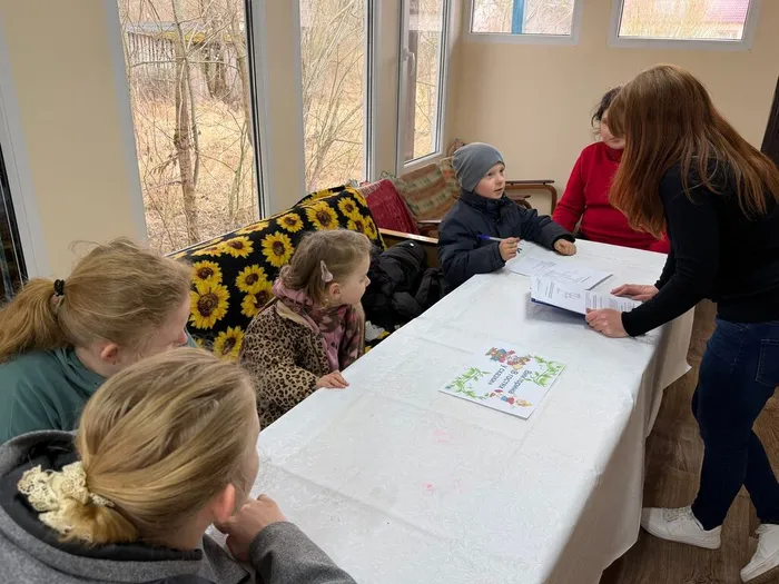 на фотографии посетители библиотеки (2)