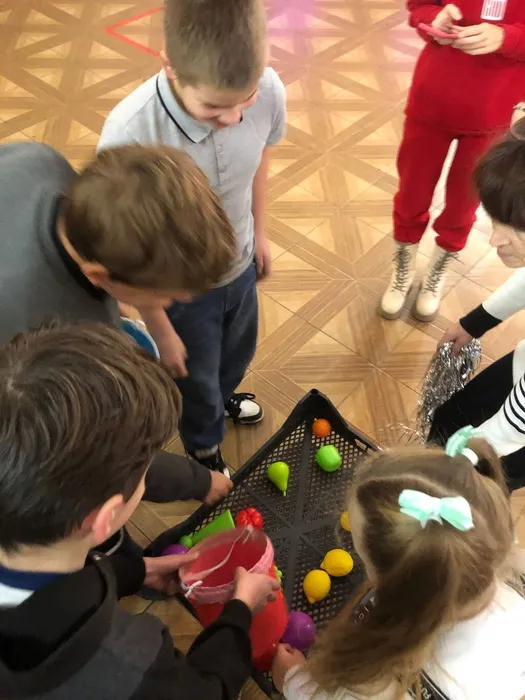 на фотографии участники игровой программы (5)