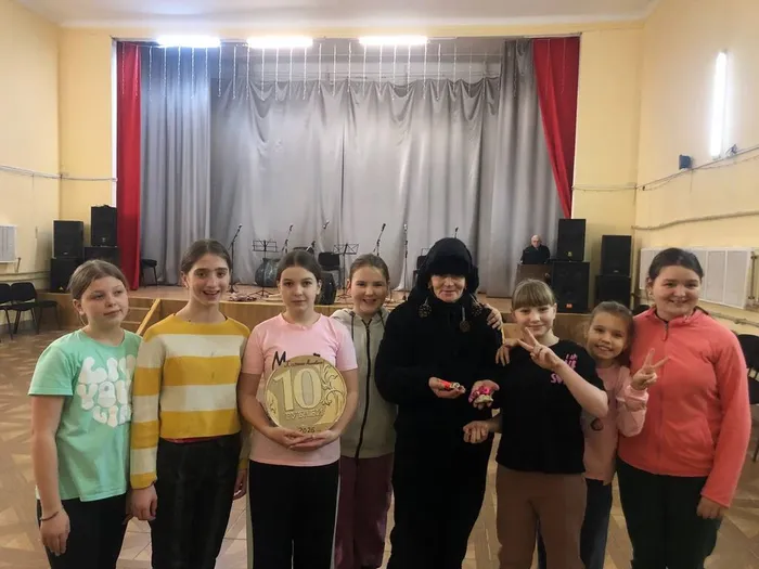 на фотографии участники игровой программы