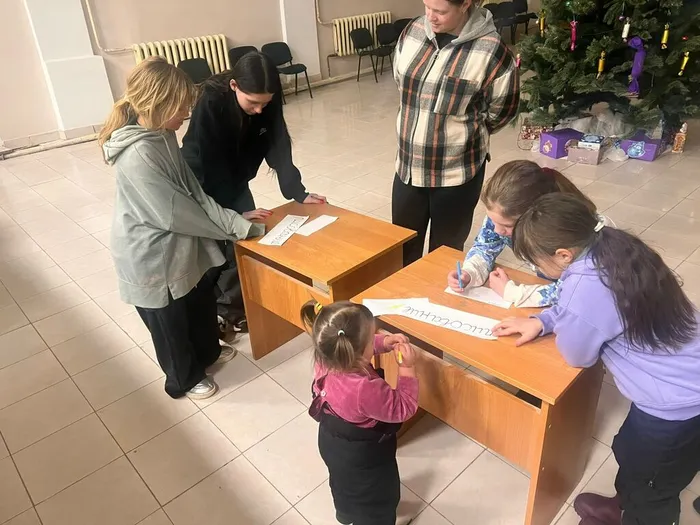 на фото ребята выполняют задание