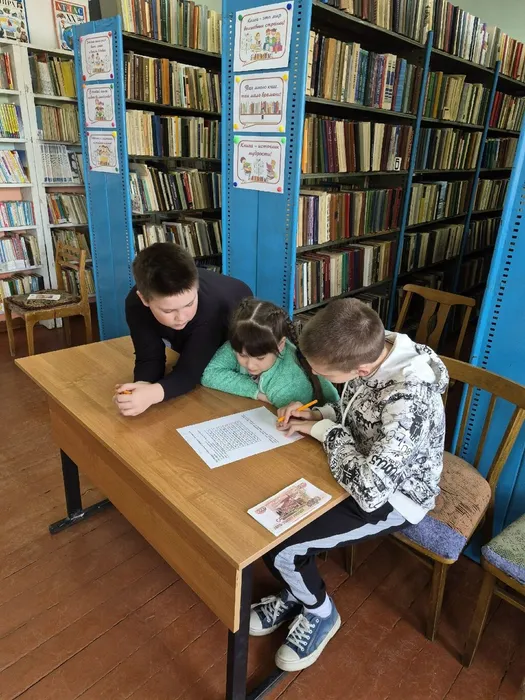 Участеники программы решают кроссворд