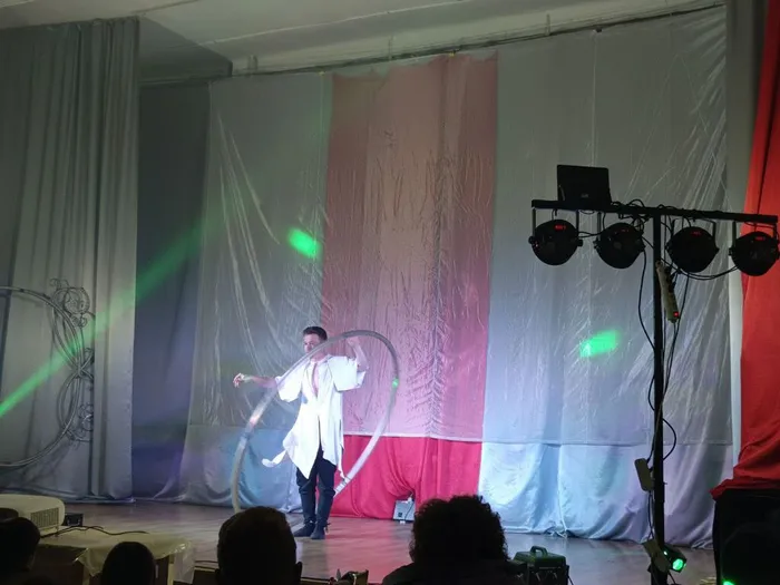 на фото артисты на сцене (5)