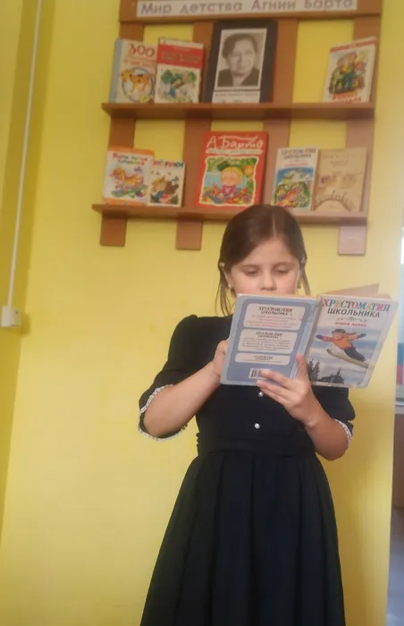 Алиса читает стихотворение А. Барто В школу