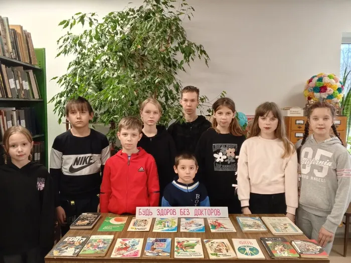 на фотографии посетители библиотеки